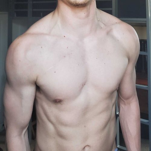 Romeo Bottom - Boy in the Mirror - romeobttm OnlyFans